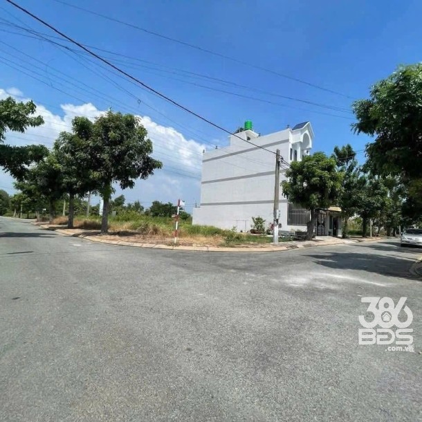 Bán nền thổ cư góc 2 mặt tiền trong KDC Phúc Long, thị trấn Bến Lức dt 140m2 giá 2,3 tỷ-2