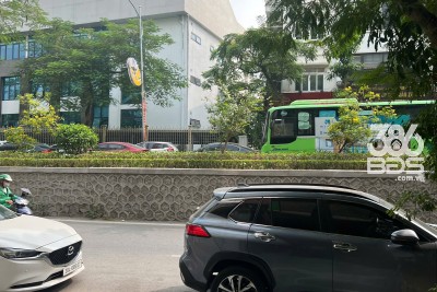 Cho thuê VP 627 Lạc Long Quân, view Hồ Tây, free ô tô-xe máy, điện-nước giá nhà nước, phòng sạch sẽ, giá 4tr5 35m2