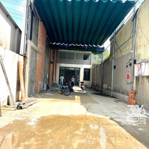 Nhà mặt tiền Lê Thị Bay, xã Tân Thạnh Đông dt 329m2 2 lầu 7pn 3wc giá 5,5 tỷ-1