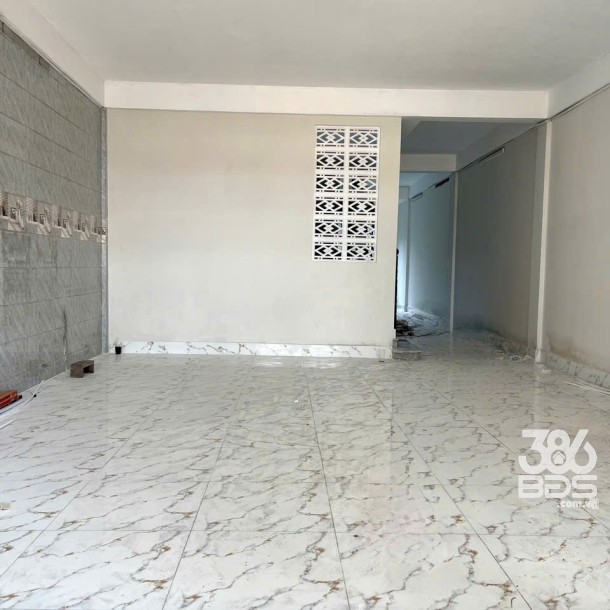 Nhà mặt tiền Lê Thị Bay, xã Tân Thạnh Đông dt 329m2 2 lầu 7pn 3wc giá 5,5 tỷ-3