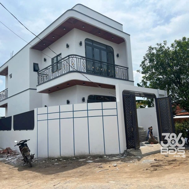 Nhà mới xây thiết kế hiện đại xã Mỹ Hạnh Bắc dt dt 108m2 1 lầu 3pn 2wc giá 2,7 tỷ-1