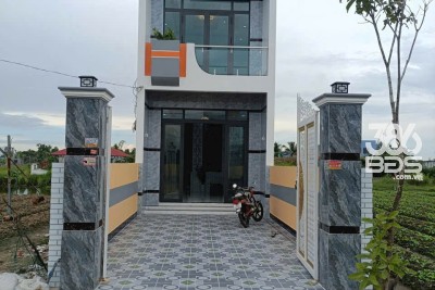 Bán nhà mới xây mt đường Lê Thị Ty, xã Long Thượng dt 120m2 , 1 lầu, 3pn ,2wc giá 3,25 tỷ