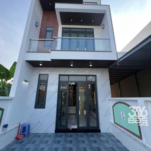 Bán nhà lầu mới xây ở xã Tân Bửu, Bến Lức dt 100m2 full thổ 1 lầu ,4pn,2wc giá 2,95 tỷ-1