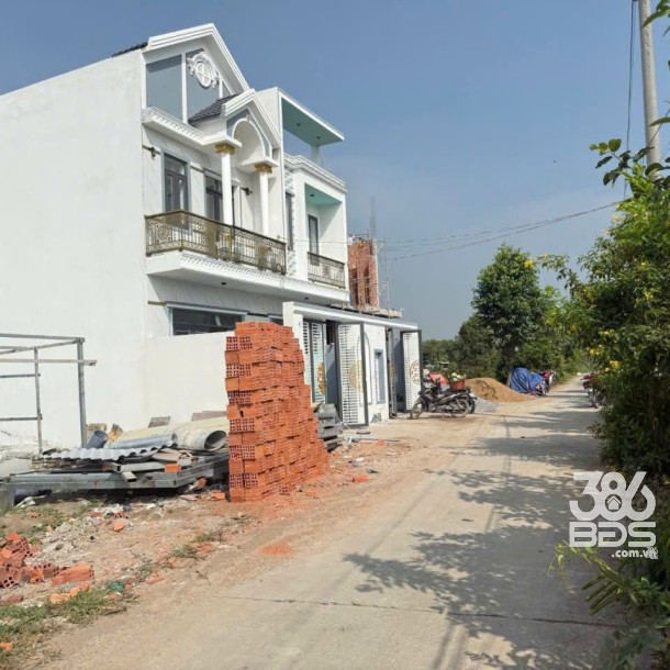 Bán nhà mới xây xã Tân Bửu , Bến Lức dt 99m2 1 lầu , 2pn , 3wc giá 2,7 tỷ-1