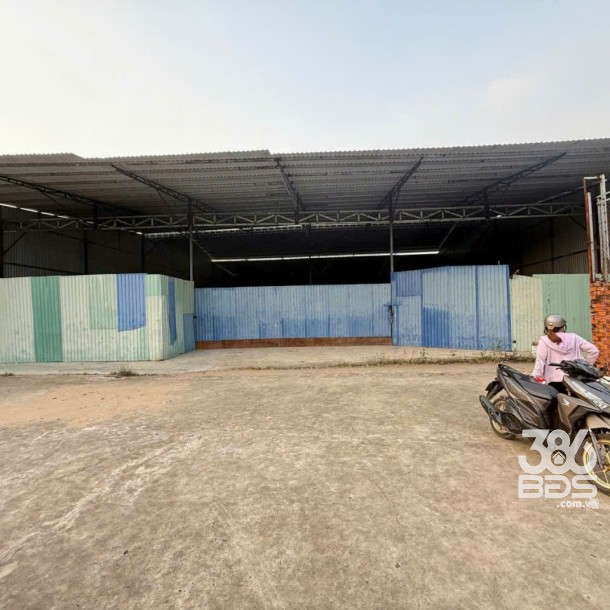 Bán nhà kho xã Phước Vân , Cần Đước dt 1259m2 ( 300m2 thổ) giá 5,2 tỷ-1