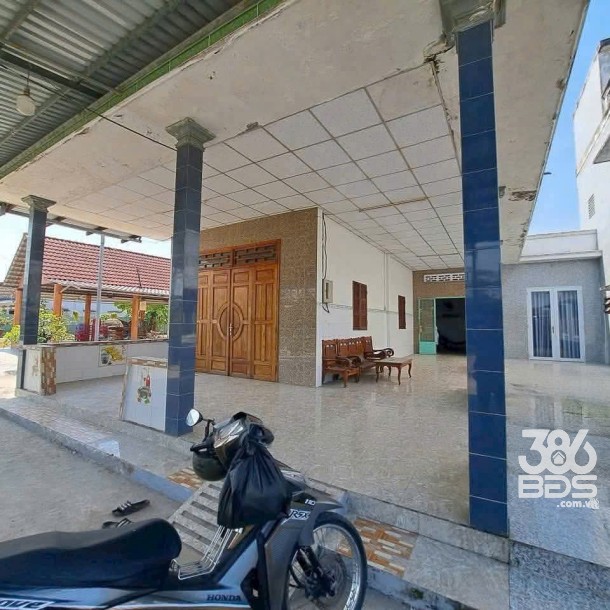 Bán nhà sân rộng ở KP7 , thị trấn Bến Lức dt 636m2 full thổ , 3pn ,2wc giá giảm còn 4,8 tỷ-1